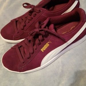 Maroon pumas